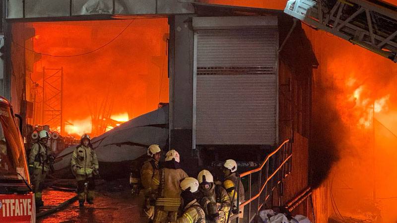 Beylikdüzü'nde fabrikada yangın: Çok sayıda itfaiye ekibi sevk edildi, müdahale sürüyor