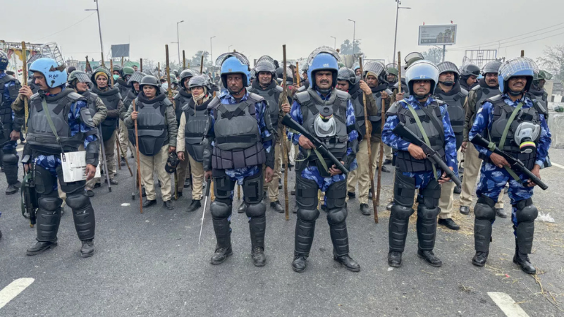 Hindistan'da camideki inceleme sırasında polis ve göstericiler arasındaki arbedede 3 kişi hayatını kaybetti