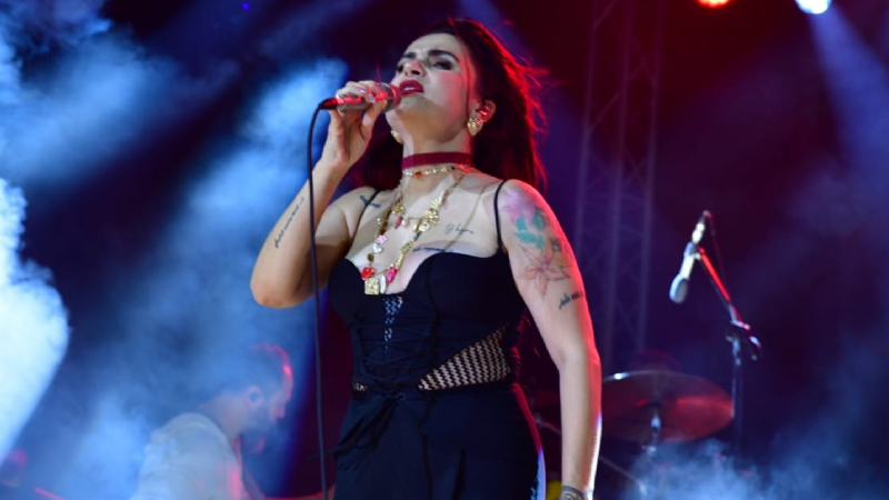 Denizli Jolly Joker‘de dinleyicileriyle buluşan Ceylan Ertem aynı zamanda güzel bir müjdeyi de sevenleri ile paylaştı.