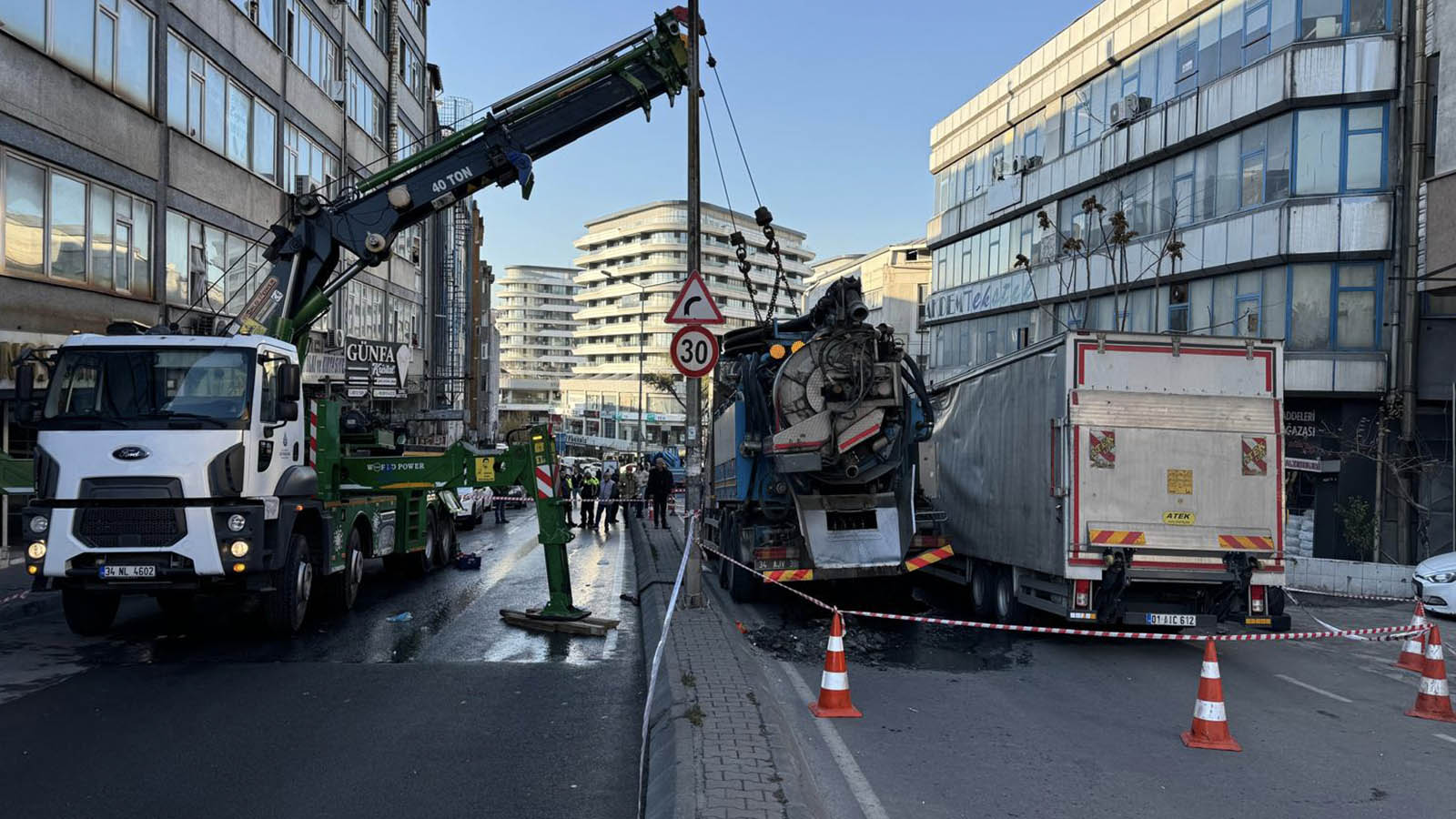 İSKİ kamyonu çalışma yaparken yol çöktü: Cadde çift yönlü trafiğe kapatıldı
