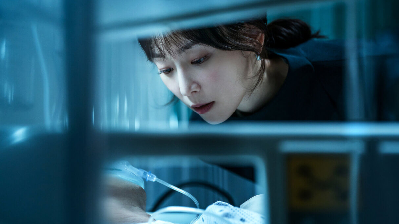 The Trunk | Netflix'in Kore yapımı yeni dizisi The Trunk her yıl sözleşmeli bir adamla evlilik yapan ancak içten içe yalnızlık hisseden bir kadının, tüm evliliklerin bir aldatmacadan ibaret olduğuna inanan bir adamla tanışmasıyla birlikte değişen hayatına odaklanıyor.  Yayın Tarihi: 29 Kasım 2024 