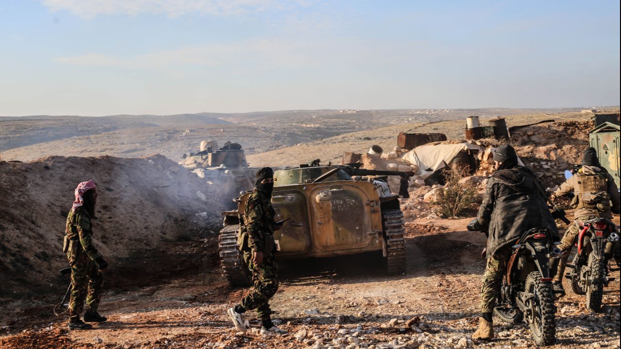 Halep'te Suriye ordusu ile çatışan HTŞ liderliğindeki silahlı gruplar, kentin bir kilometre yakınına ulaştı