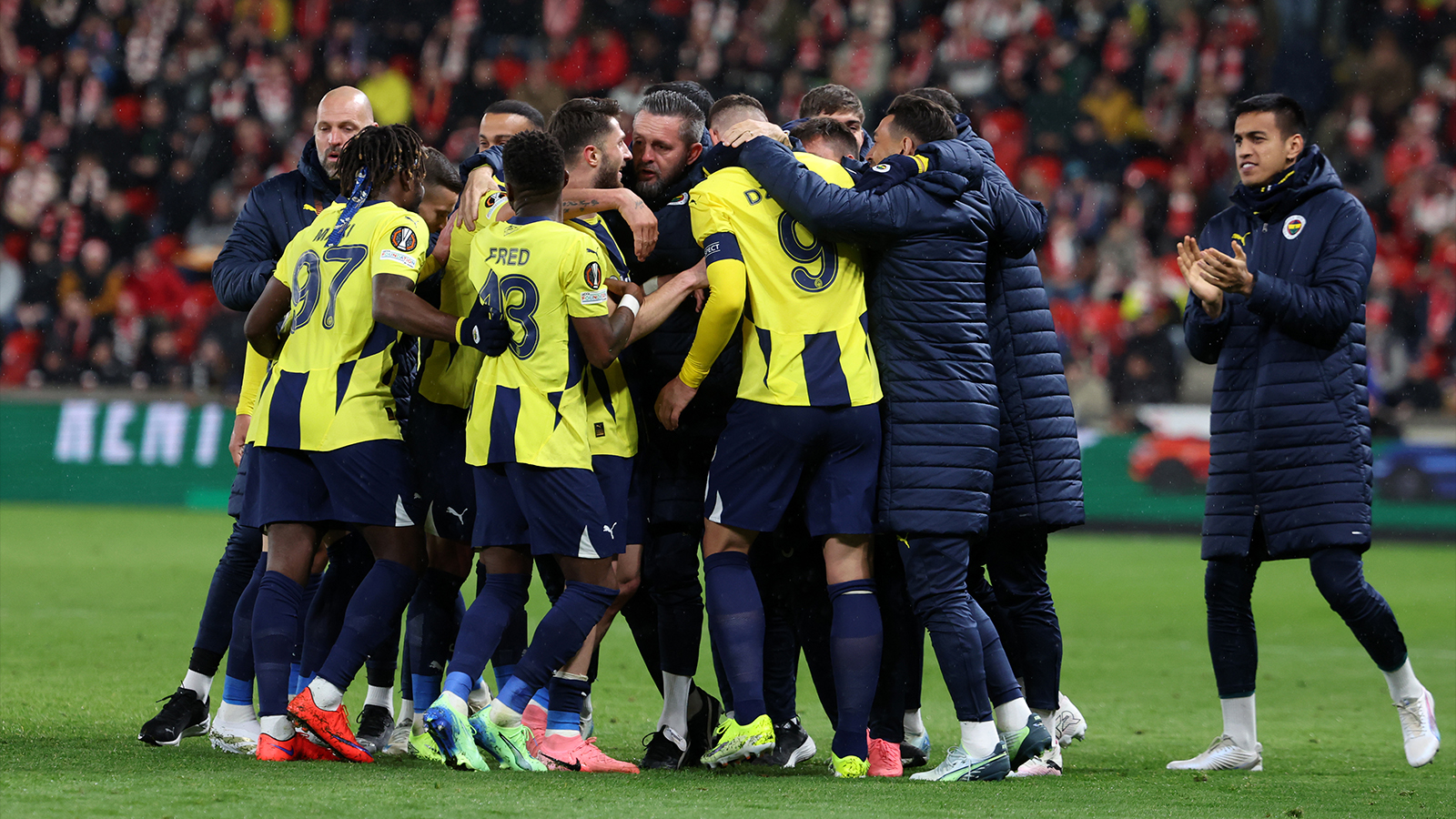 Fenerbahçe, Prag'da galibiyete golcüleriyle uzandı