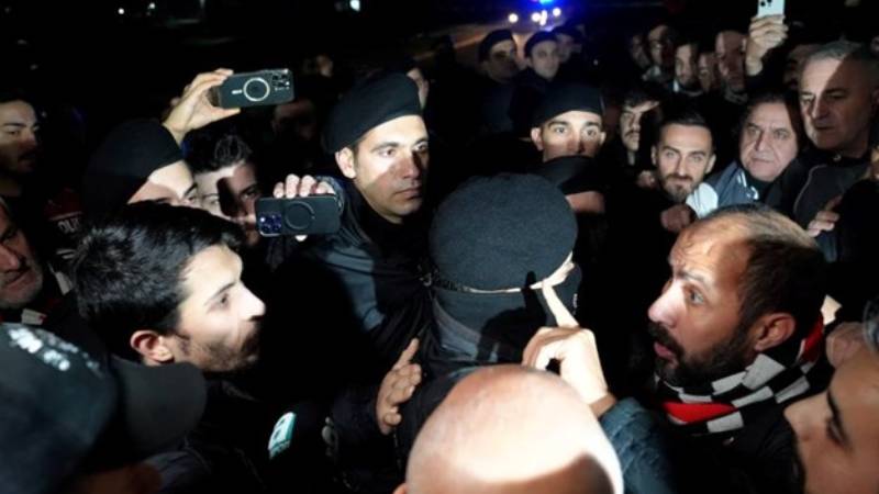 Beşiktaş taraftarından, takıma İstanbul dönüşü büyük protesto!
