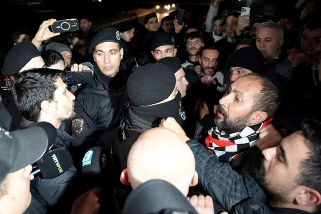 Genel Havacılık Terminali çıkışında toplanan yaklaşık 100 taraftar, yaptıkları tezahüratlarla siyah-beyazlı yönetim, teknik ekip ve futbolcuları protesto etti. Polisler de havalimanında yoğun güvenlik önlemi aldı.