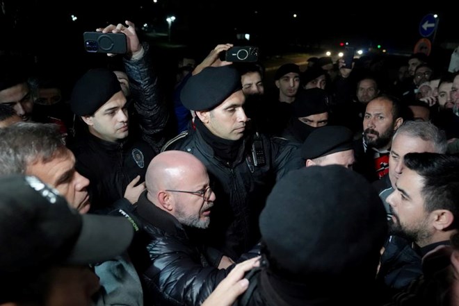 Takım uçağının inmesinin ardından Beşiktaş Asbaşkanı Mete Vardar, Beşiktaş Kulübü Futbol Şube Sorumlusu ve Basın Sözcüsü Feyyaz Uçar, yardımcı antrenör Serdar Topraktepe ile futbolculardan Necip Uysal, Salih Uçan ve Ersin Destanoğlu taraftarların yanına geldi. Mete Vardar, taraftarlara çok üzgün olduklarını ve tepkilerinde haklı olduklarını söyledi. Feyyaz Uçar da "Yarından itibaren ne gerekiyorsa yapacağız." sözlerini kullandı.