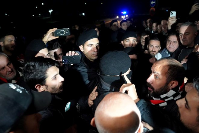 Siyah-beyazlı taraftarlar, yaptıkları tezahüratlarla teknik direktör Giovanni van Bronckhorst'u istifaya davet etti.