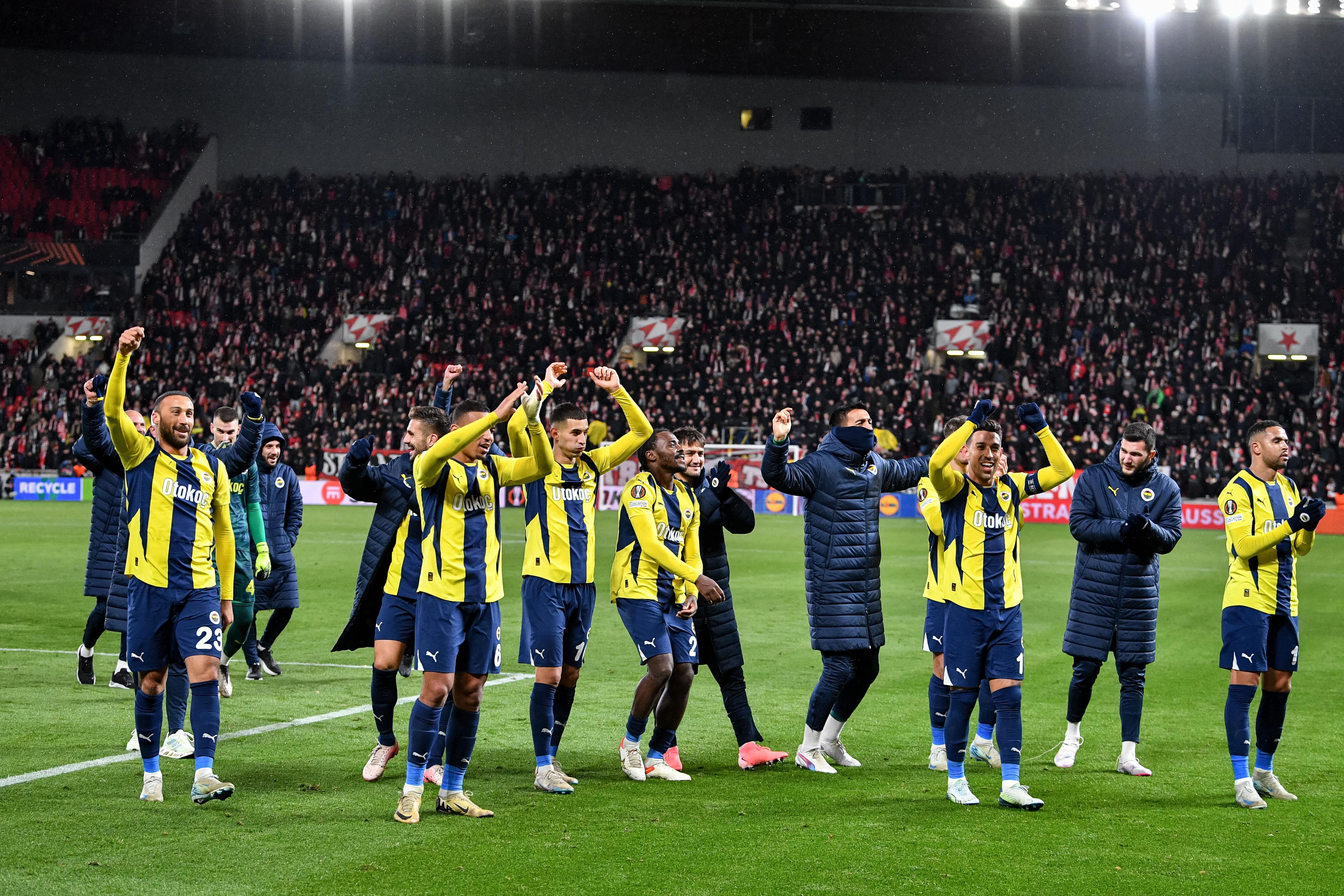 Uğur Meleke: Son derece eksik bir kadroyla Prag’a giden Fenerbahçe’nin deplasmandan galibiyetle dönmesi önemli. Slavia’nın baskılı oldukları dakikalarda bir kez daha iki yıldız Edin Dzeko ve Dusan Tadic karakter ortaya koydular dün. Avrupa Ligi’nden ilk sekiz için 15-16 puanın yeteceğini düşünüyorum. Galatasaray’a kalan 3 maçta 4, Fenerbahçe’ye de 7 puan yetebilir direkt terfi için.