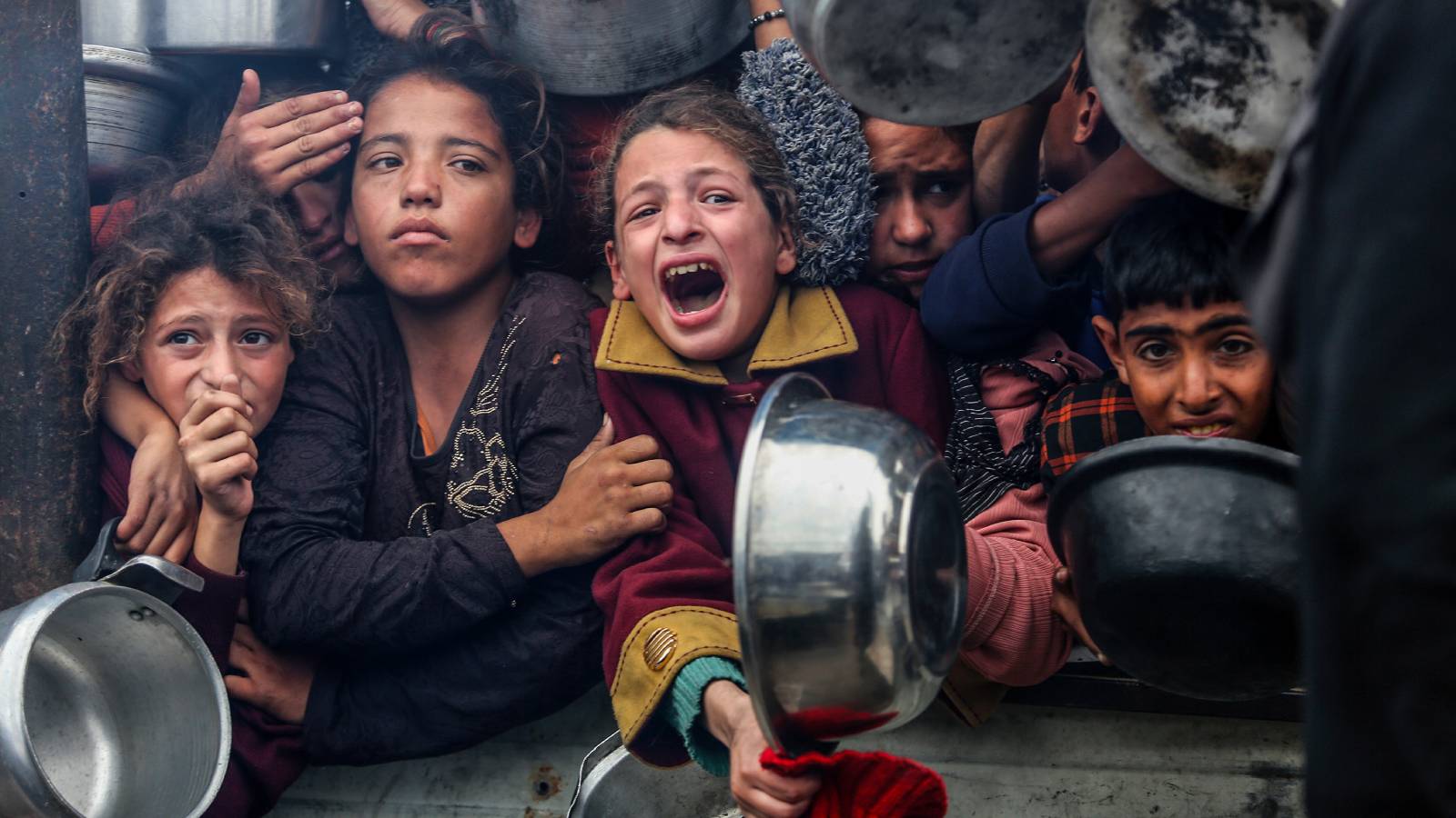 Utan insanlık: İsrail saldırıları sürerken açlıkla da mücadele eden Filistinli çocuklar!