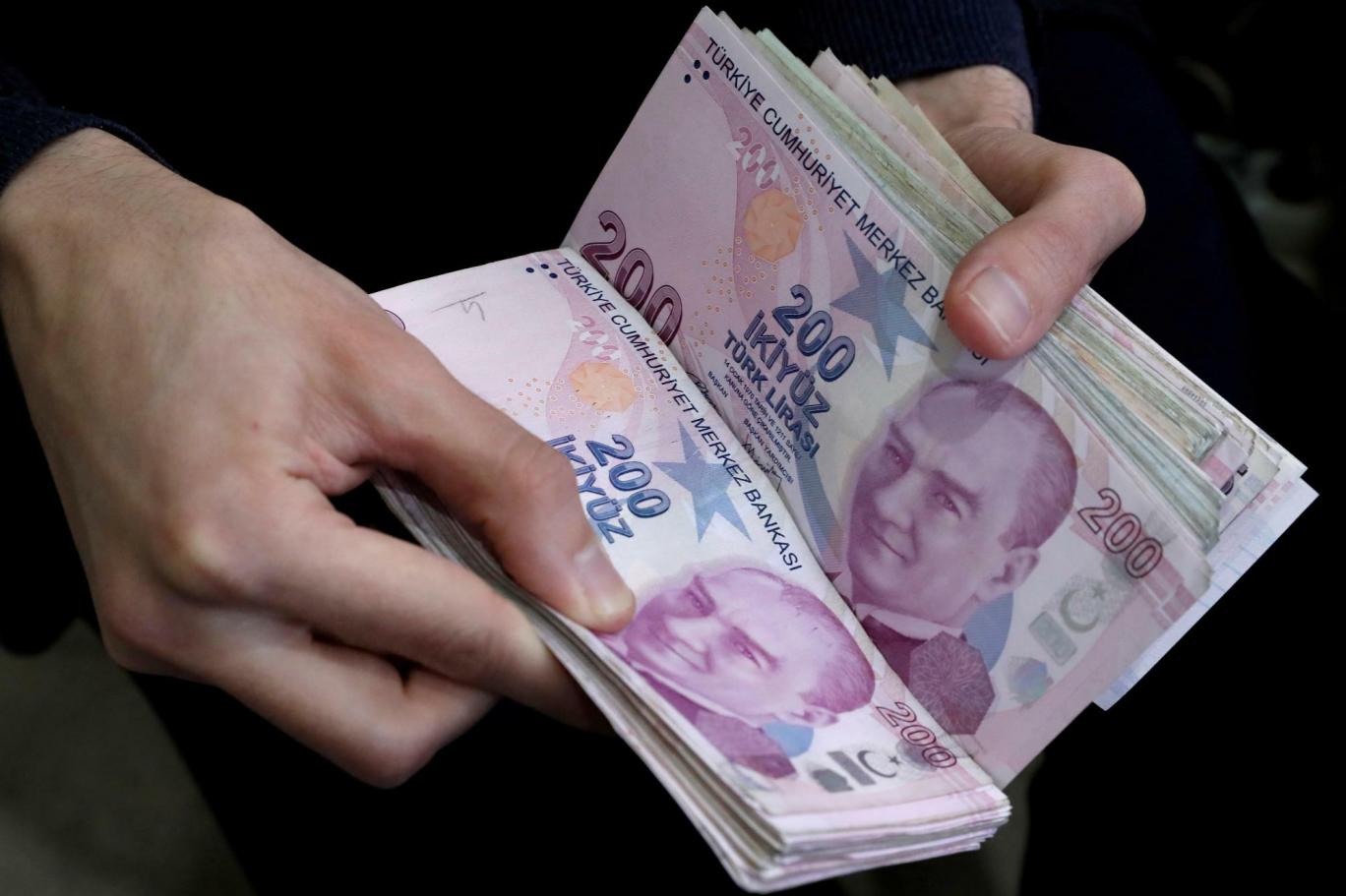 Emeklilerden iktidara "maaş" tepkisi: Emekliler gidiyor pazarda beleş malzeme almaya çalışıyor, yeri geliyor döküntü alıyor