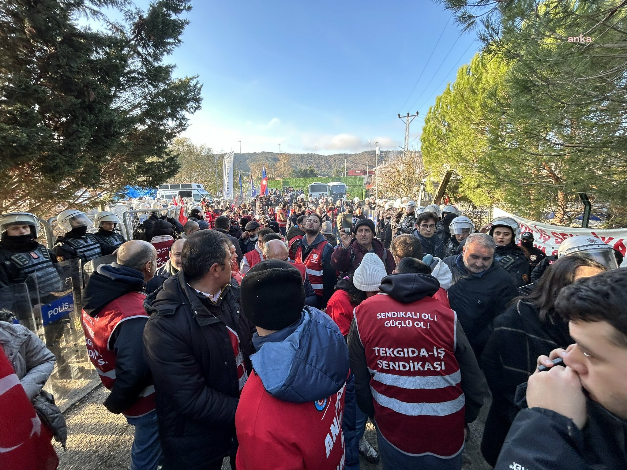 Çatalca'dan Ankara'ya "Anayasal Hak Yürüyüşü" başlatacak olan Polonez işçilerinin önünü çevik kuvvet kesti