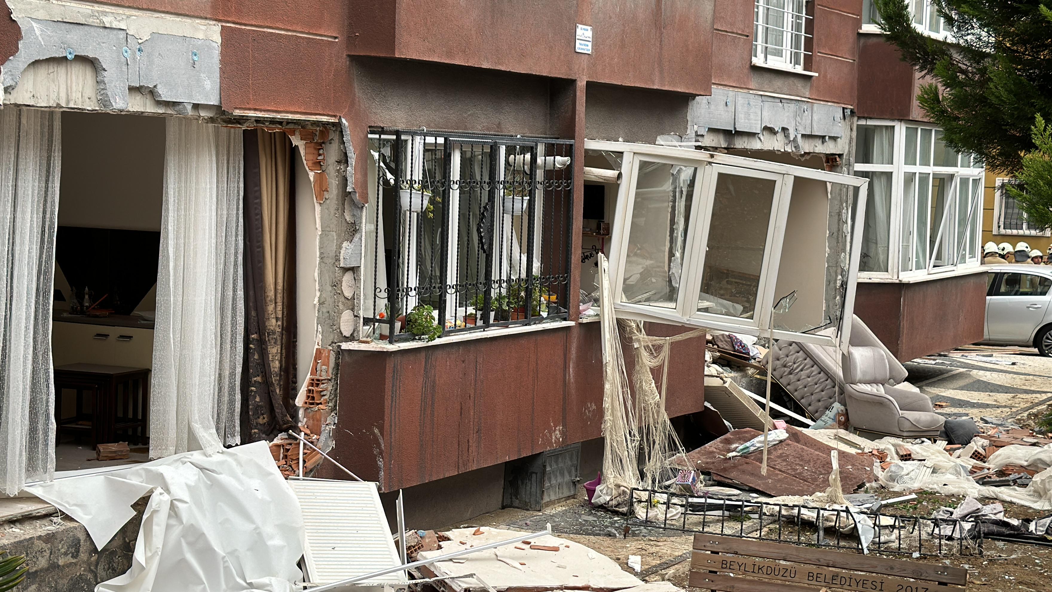 Beylikdüzü'nde, 14 katlı binanın giriş katındaki dairede patlama; o anlar kamerada