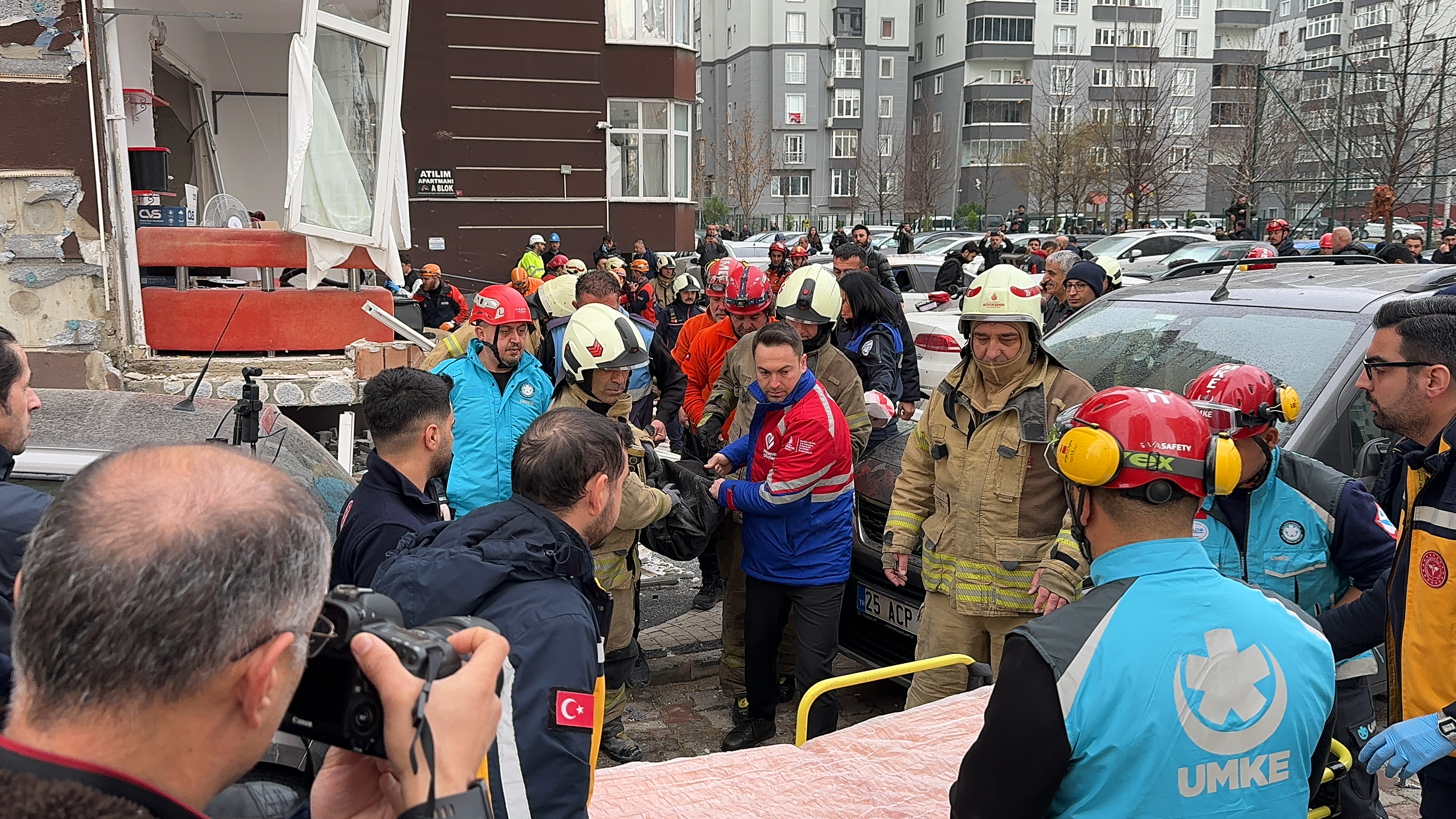 Beylikdüzü'nde, 14 katlı binanın giriş katındaki dairede patlama; o anlar kamerada