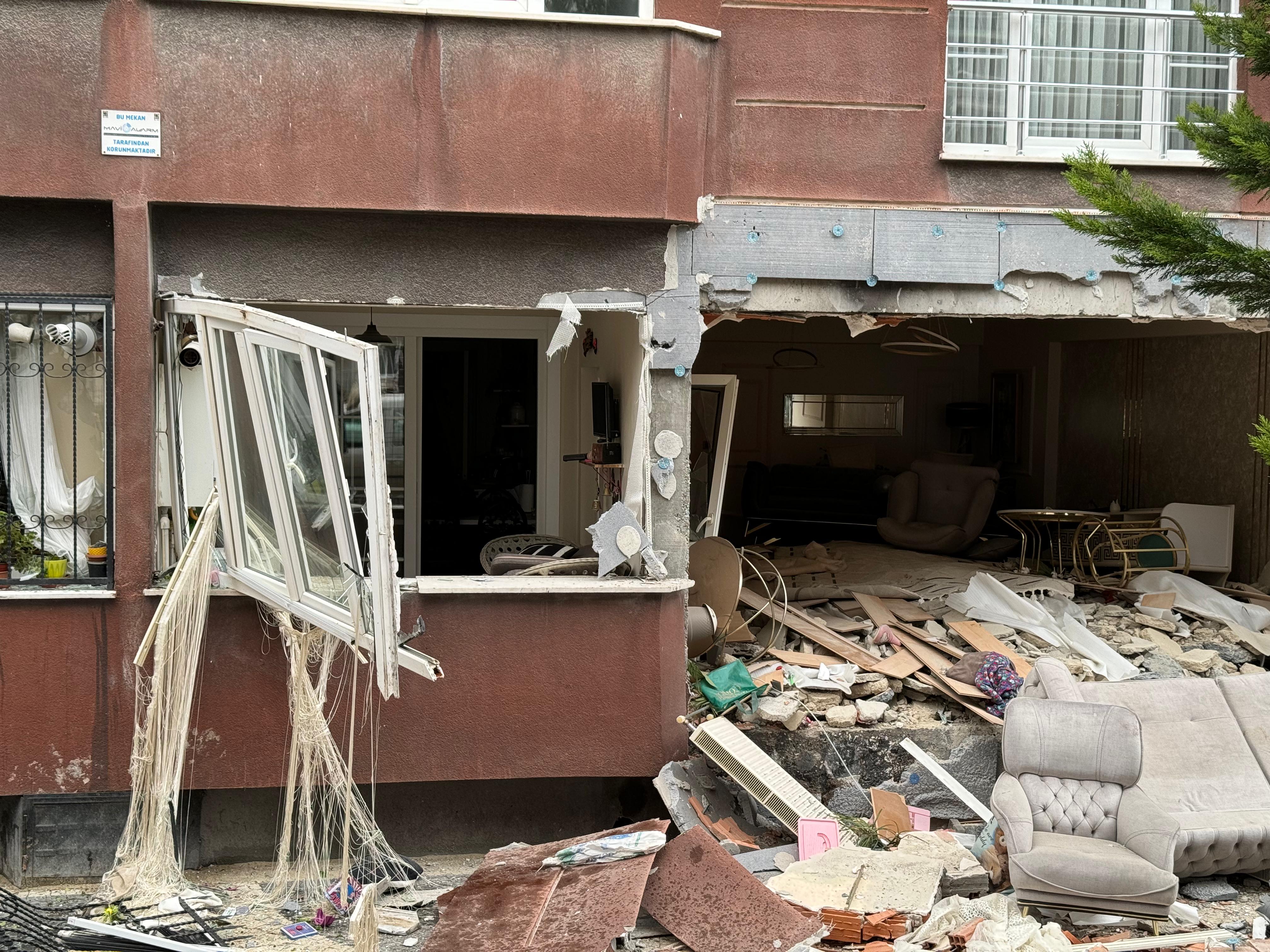 Beylikdüzü'nde, 14 katlı binanın giriş katındaki dairede patlama; o anlar kamerada