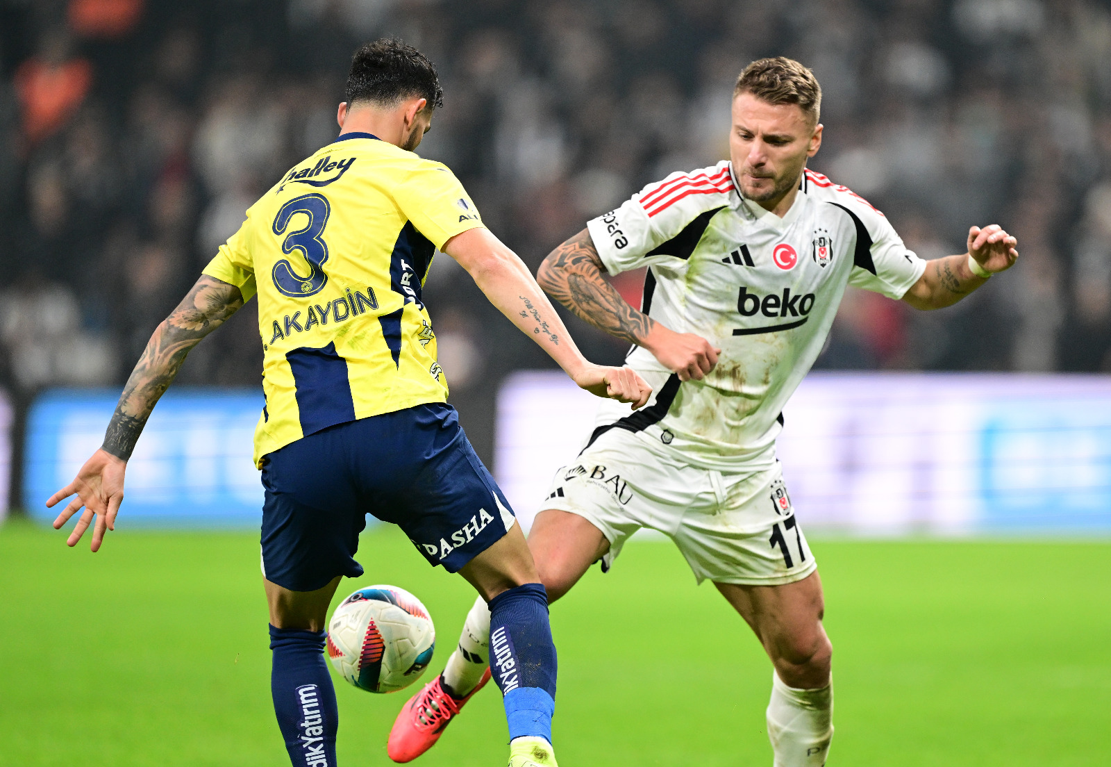 Güntekin Onay: Beşiktaş, uzun yıllardır en olumsuz koşullarda, kadro kalitesi ne olursa olsun, eksikler, cezalar, maç içinde eksik kalmalar gibi felaket senaryolarına rağmen her daim Fenerbahçe’yi yenmeyi bilmiştir. Dün de böyle oldu. 26 maçtır deplasmanda maç kaybetmeyen, formda ve süper geniş kadroya sahip Fenerbahçe dün maça favori çıkmasına rağmen Beşiktaş kadar galibiyeti istemedi. Beşiktaş, top Fenerbahçe’nin ayağındayken son derece disiplinli idi ve haftalar sonra yüksek yardımlaşma ve organizasyonla oynadılar. Hem de Gabriel Paulista ve Felix Uduokhai yokken. Gedson Fernandes ve Emirhan Topçu olağanüstü bir futbol oynadılar. Rafa Silva Fenerbahçe orta sahası ve savunmasını çok yıprattı. Kaleci Mert Günok kritik pozisyonlarda görevini yaptı. Jonas Svensson da çok çalıştı. Ancak dün Beşiktaş’ın galibiyetindeki en önemli faktör Serdar Topraktepe’nin kurguladığı oyun planı idi. Fenerbahçe’nin oyunu kontrol etmesine izin vermeyen Beşiktaş, haklı bir galibiyet elde etti. (Hürriyet)