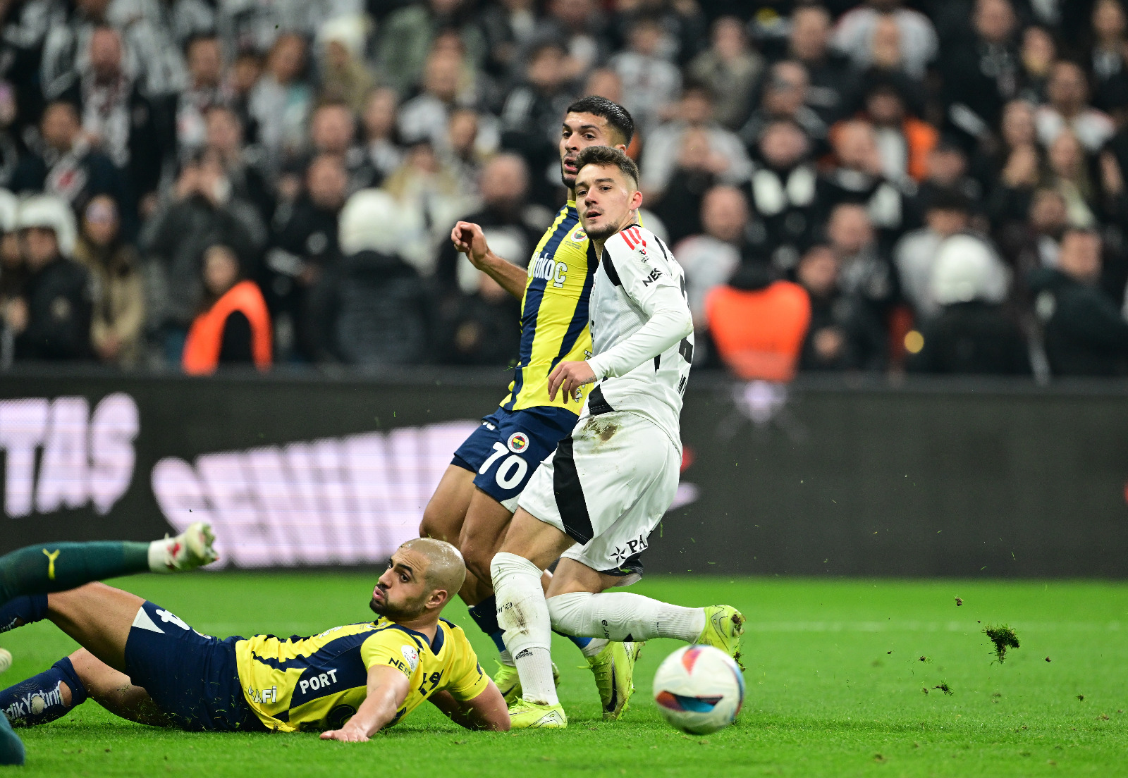 Güntekin Onay: Beşiktaş, uzun yıllardır en olumsuz koşullarda, kadro kalitesi ne olursa olsun, eksikler, cezalar, maç içinde eksik kalmalar gibi felaket senaryolarına rağmen her daim Fenerbahçe’yi yenmeyi bilmiştir. Dün de böyle oldu. 26 maçtır deplasmanda maç kaybetmeyen, formda ve süper geniş kadroya sahip Fenerbahçe dün maça favori çıkmasına rağmen Beşiktaş kadar galibiyeti istemedi. Beşiktaş, top Fenerbahçe’nin ayağındayken son derece disiplinli idi ve haftalar sonra yüksek yardımlaşma ve organizasyonla oynadılar. Hem de Gabriel Paulista ve Felix Uduokhai yokken. Gedson Fernandes ve Emirhan Topçu olağanüstü bir futbol oynadılar. Rafa Silva Fenerbahçe orta sahası ve savunmasını çok yıprattı. Kaleci Mert Günok kritik pozisyonlarda görevini yaptı. Jonas Svensson da çok çalıştı. Ancak dün Beşiktaş’ın galibiyetindeki en önemli faktör Serdar Topraktepe’nin kurguladığı oyun planı idi. Fenerbahçe’nin oyunu kontrol etmesine izin vermeyen Beşiktaş, haklı bir galibiyet elde etti. (Hürriyet)