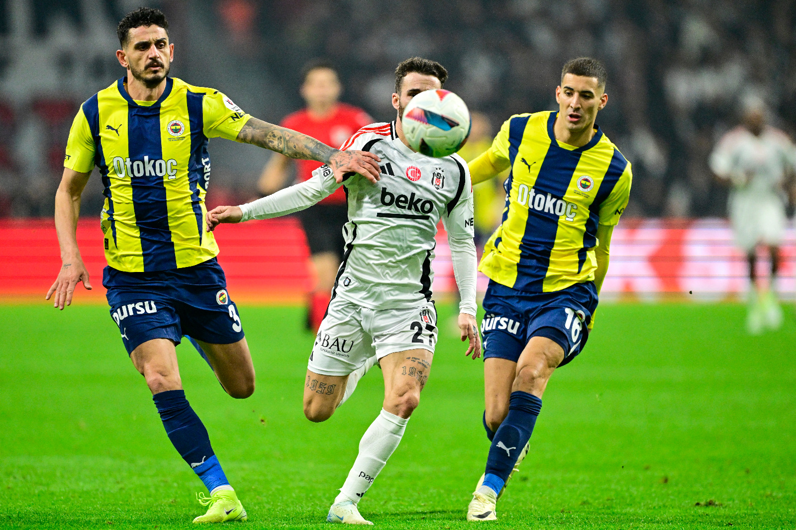 Fatih Doğan: Beşiktaş'ın alameti farikası yüreğiyle oynaması ve Serdar Topraktepe'nin cesur kararlarıydı. Elindeki bütün güçleri sürmesi bazı futbolcuların kırgınlıklarını da giderdiğini gösterdi. 71'de Semih ve Ndour öncesinde Chamberlain'i alması takımı dinamizm olarak ayakta tuttu. Immobile ve Chamberlain karışımı galibiyeti getiren gol bu oyunun ödülüydü. Morinho, oyuna dokunuşta gecikti. 1-0'a gelmeden hamleleri yapmalıydı. Sonrasında nefesi yetmedi. Bu galibiyet, kaoslardan bunalan Beşiktaş için güçlü bir ışık oldu. Karanlığına Fener yaktı. (Sabah)