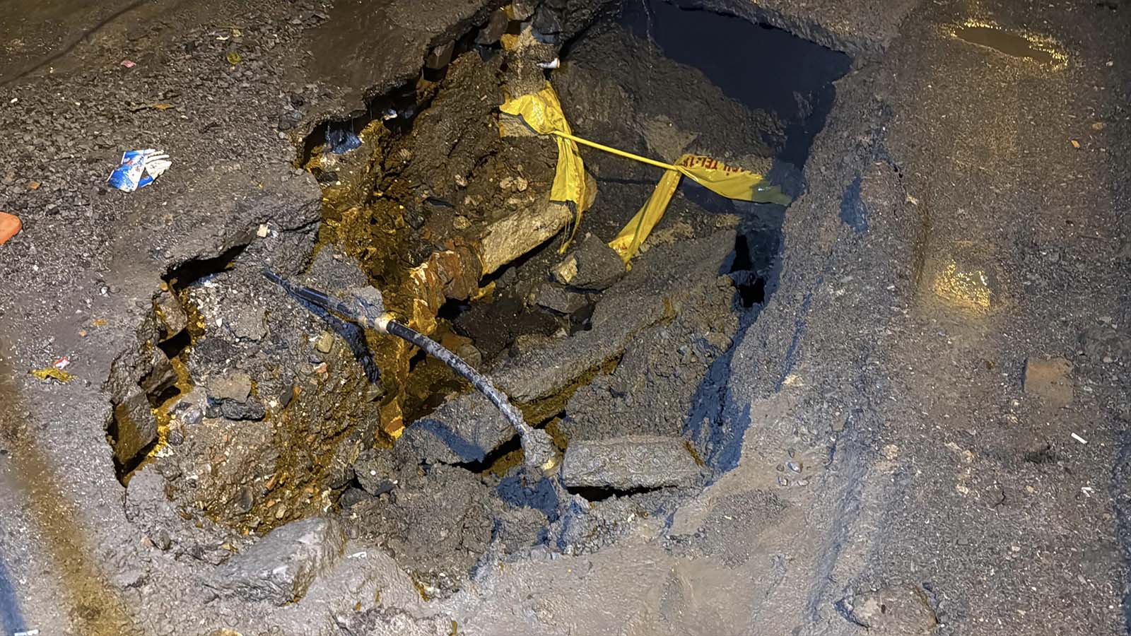  Beyoğlu'nda yol çöktü 2 evi su bastı: "Yağmur yağmasın diye dua ediyoruz"
