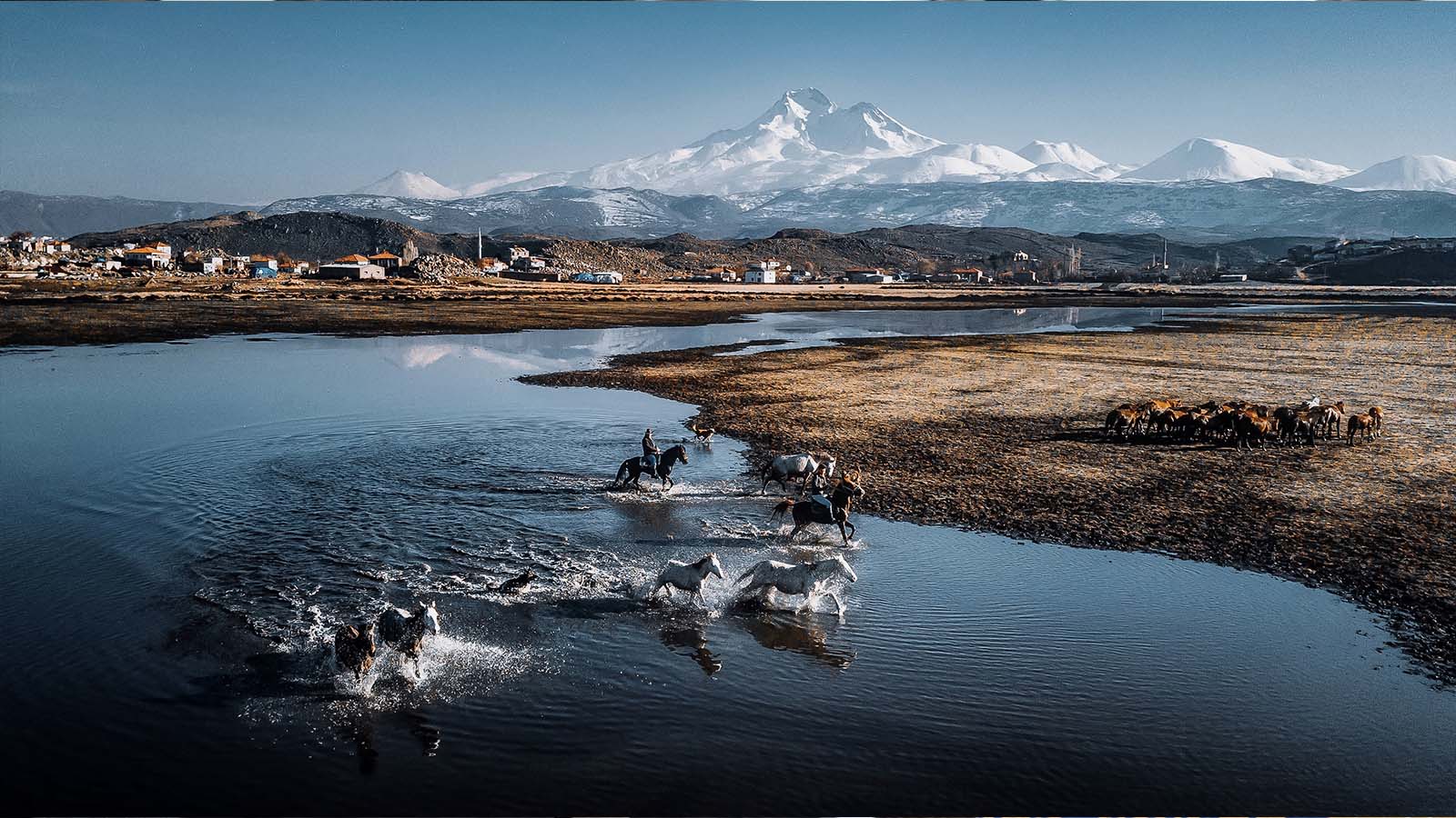 Erciyes'in zirvesindeki mağarayı görmek isteyenler 3 bin 917 metre tırmanıyor
