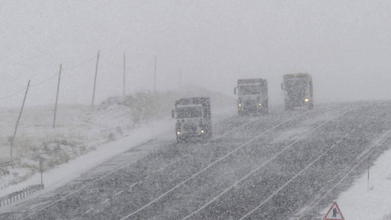 Ardahan-Kars kara yolu ağır tonajlı araçlara kapatıldı