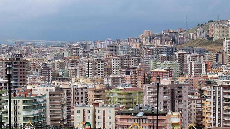 3-Vatandaşın mülkiyeti istemeden el mi değiştirecek?  Vatandaşın mülkiyetine el konması söz konusu değil aksine imar hakkı aktarımı ile vatandaşların kullanamadığı parseline/ hissesine karşılık gelen imar haklarının imar planı kararı ile belirlenen başka bir alanda kullanılması sağlanacak. Böylece bir taraftan vatandaş imar hakkına kavuşurken bir taraftan da kamuya yeni hizmet alanları kazandırılacak. Yapılacak tüm işlemler kamu ve toplum yararına yürütülecek. Kamu kurumları ve yerel yönetimler ile vatandaşların arasındaki hukuki anlaşmazlıklar bu sayede her iki tarafa da mali yük getirmeden çözülebilecek.