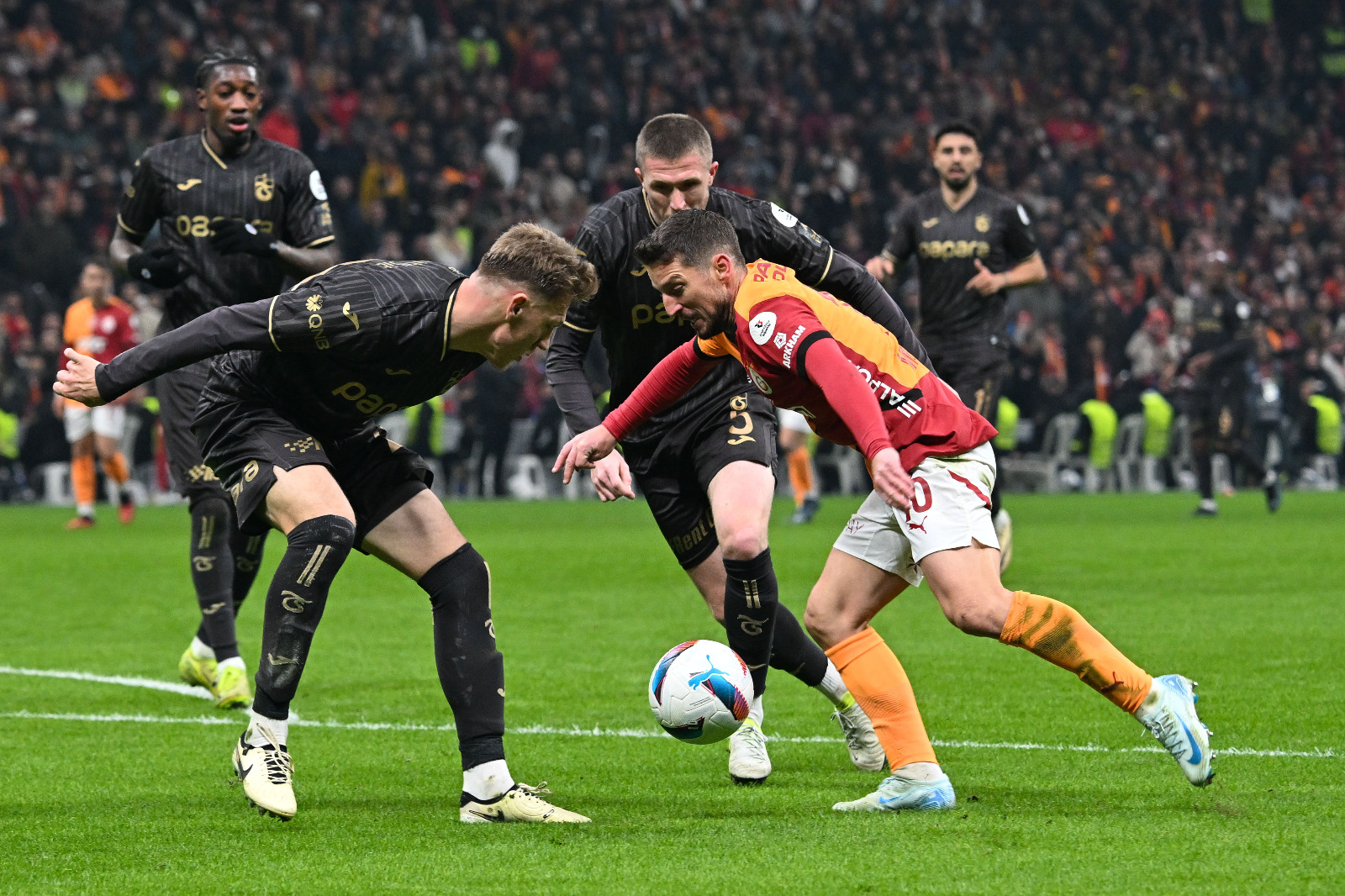 Mustafa Çulcu: Galatasaray'ın attığı ikinci gol öncesinde orta alanda Banza-Sara top mücadelesinde verdiği faul, faul değil. Ancak golü bu faulle bağlantılı hale sokamayız. Trabzonspor'un 3. golü öncesinde topun çizgi ile temasını ancak VAR tespit edebilir. VAR çıkmadı deyince, gol geçerli oldu. 60'da Galatasaray penaltı bekledi, Malheiro- Mertens pozisyonunda hakem önce aut verdi, sonra doğru VAR müdahalesi ile penaltı geldi. Mertens topla Malheiro arasına kendini sokuyor, arkada kalan Malheiro dikkatli olacak. Faul yapmayacak. 87'de Muslera topla çıkmakta geç kalınca, Banza topa kafa vuruyor. Muslera-Banza'ya hakem penaltı vermeliydi. Belki bu temas basit diyecek olanlar çıkacak ama topla oynayan Banza, geç kalıp rakibe elleri temas eden Muslera. Malheiro-Mertens teması ile verilen penaltıdan ne farkı var? Son dakikalarda Mendy'ye çıkan sarı doğru, kademede Trabzonsporlu oyuncu var, bariz gol şansı olmaz. (Sabah)