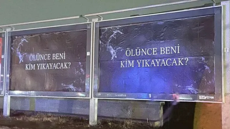 Afişlerle karşılaşan bazı sosyal medya kullanıcıları, “İnsan bir açıklama yazar, kafamızı kaldırıyoruz karşımızda bu cümle... Psikolojimiz bozuldu” diyerek tepkilerini gösterdi.