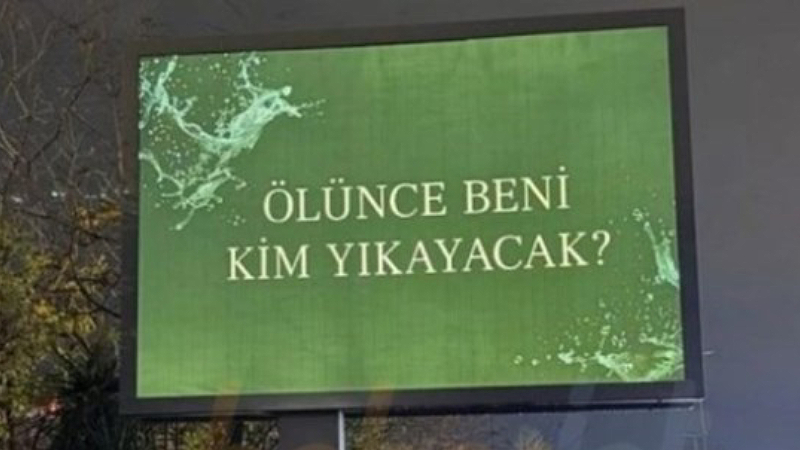 'PSİKOLOJİMİZ BOZULDU' Afişlerle karşılaşan bazı sosyal medya kullanıcıları, “İnsan bir açıklama yazar, kafamızı kaldırıyoruz karşımızda bu cümle... Psikolojimiz bozuldu” diyerek tepkilerini gösterdi. Kullanıcılar, afişlerin bir farkındalık çalışması mı yoksa bir reklam kampanyasının başlangıcı mı olduğunu tartışırken, sosyal medyada da birçok spekülasyon yapıldı.