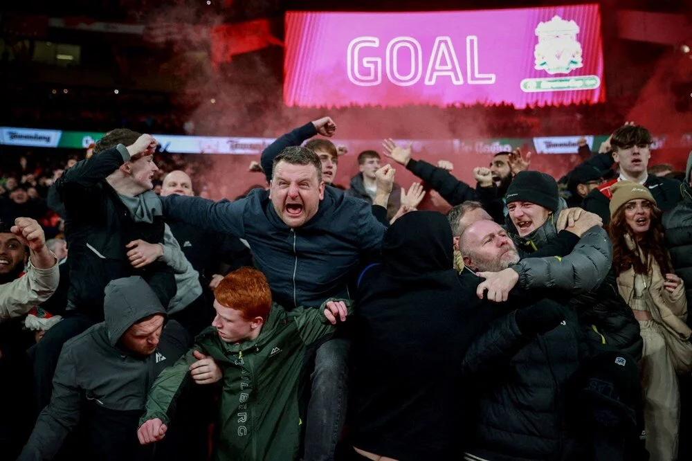Londra'daki Wembley Stadyumu'nda oynanan Chelsea-Liverpool final maçında, Liverpool taraftarları Virgil van Dijk tarafından atılan ilk golü kutluyor. | 25 Şubat 2024, Hannah Mckay