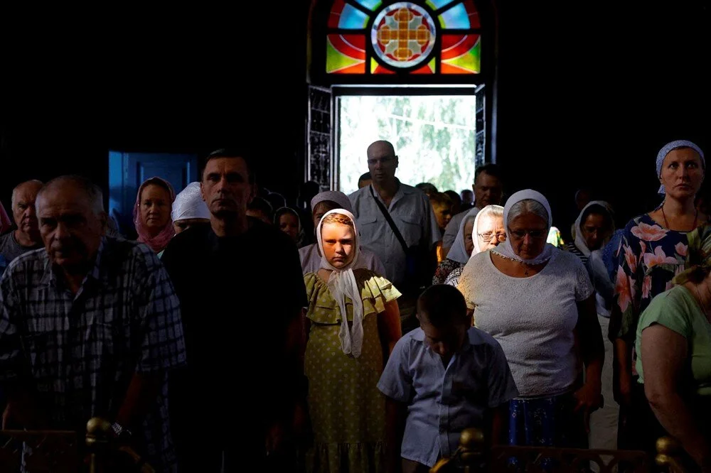 Rusya kontrolündeki Ukrayna'nın Mariupol kentinde Rusya-Ukrayna çatışması sırasında Aziz Nikolaos Katedrali'nde düzenlenen Ortodoks ayini. | 1 Eylül 2024, Alexander Ermochenko