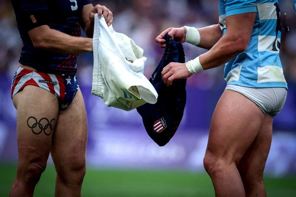 Amerika Birleşik Devletleri'nden Steve Tomasin ve Arjantin'den Rodrigo Isgro, Paris Olimpiyatları'nda maçtan sonra şortlarını değiştiriyor. | 27 Temmuz 2024, Phil Noble