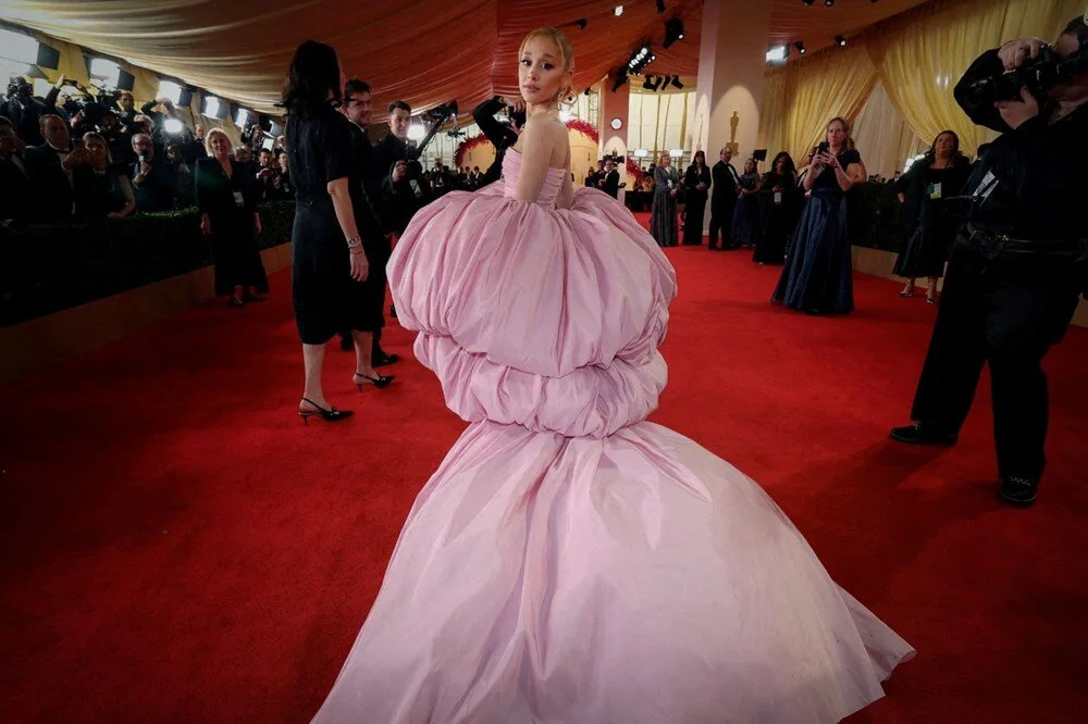Ariana Grande,  ABD'de düzenlenen 96. Akademi Ödülleri'nin Oscar töreninde kırmızı halıda poz verirken. | 10 Mart 2024, Mario Anzuoni