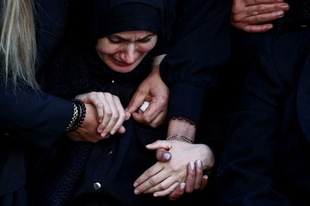 Lübnan'ın güneyindeki Yater köyünün eteklerinde iki askerle birlikte İsrail saldırısında öldürülen Binbaşı Muhammed Ferhat'ın kız kardeşi resmi törene katıldı. | 6 Ekim 2024, Yara Nardi