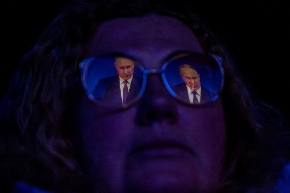 Bir kadın, Rusya'nın Saint Petersburg kentinde bir sinemada Rusya Devlet Başkanı Vladimir Putin'in Federal Meclis'e yıllık hitabının televizyon yayınını izliyor. | 29 Şubat 2024, Anton Vaganov