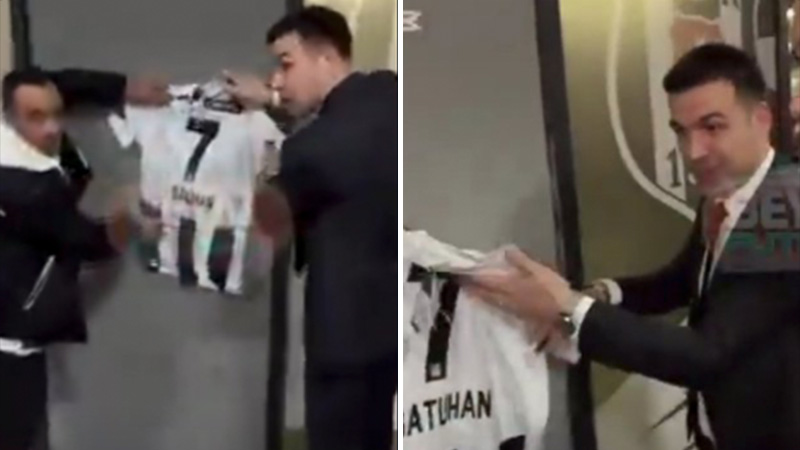 Beşiktaş-Alanyaspor maçının hakemi Cihan Aydın, maç sonu Beşiktaş forması imzaladı; taraftarla fotoğraf çektirdi