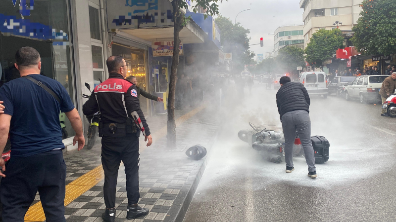 Sürekli arıza yapan yeni motosikletini bayi önünde benzin döküp ateşe verdi