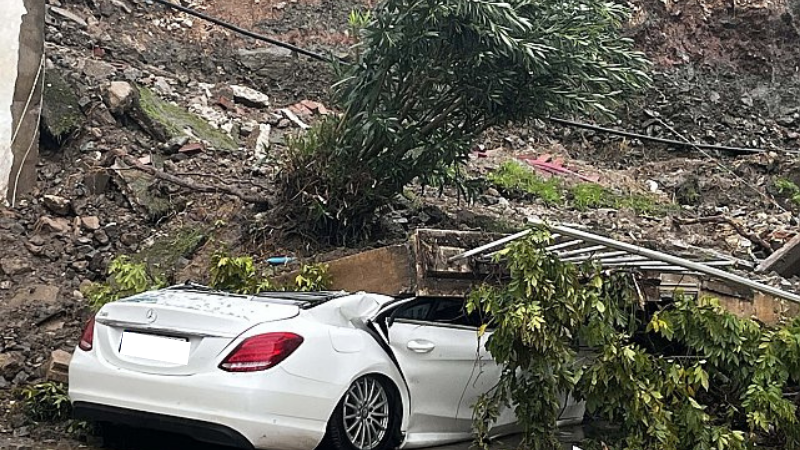 Bodrum'da sağanak nedeniyle çöken istinat duvarı kara yolunun bir bölümünü trafiğe kapattı