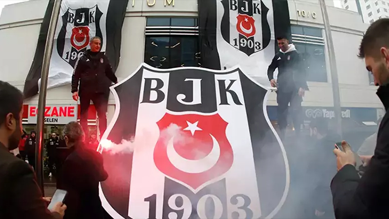Beşiktaş'ta "Fulya krizi" çözüldü: Süleyman Seba Kompleksi'ne kulüp arması ve bayrağı asıldı!