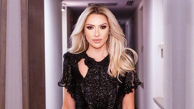 Hadise rol aldığı “Esas Oğlan” dizisinin yönetmeni Şenol Sönmez’le yeni bir aşka yelken açtı. Hadise, sevgilisinin yönetmen koltuğunda oturduğu “Gelin Takımı” filminin ön izleme etkinliğine katıldı.