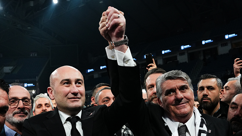 Beşiktaş'ta seçim: Hüseyin Yücel oy sayımı bitmeden Serdal Adalı'yı tebrik ederek salondan ayrıldı