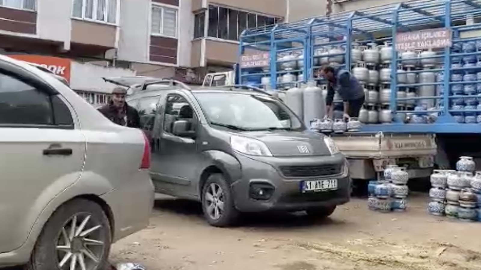 Kocaeli'deki doğal gaz patlamasının ardından vatandaşlar tüp kuyruğuna girdi
