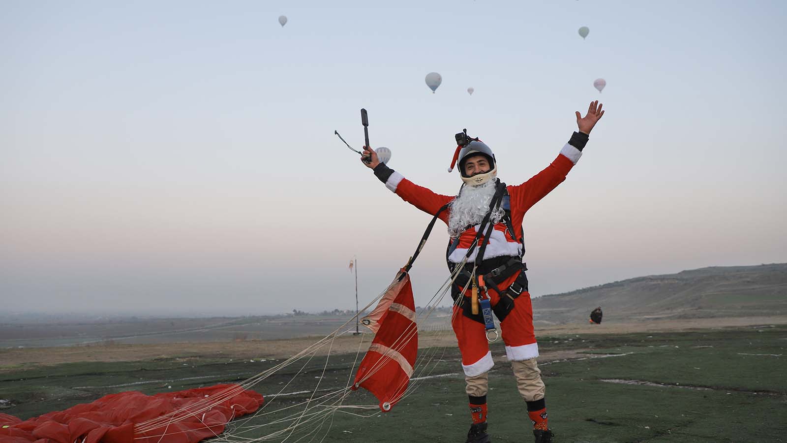 Noel Baba kostümüyle sıcak hava balonundan atladı