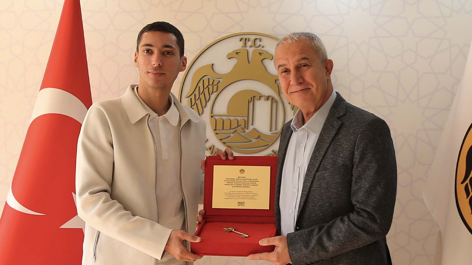 Alanya'da 2024 Dünya Superbike Şampiyonu Razgatlıoğlu'na "şehrin anahtarı" verildi