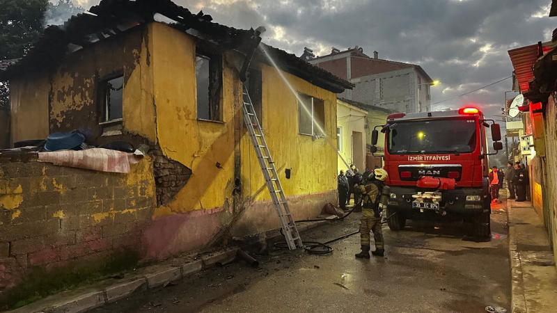 Ev yangınında mahsur kalan 6 çocuğu mahalleli kurtardı