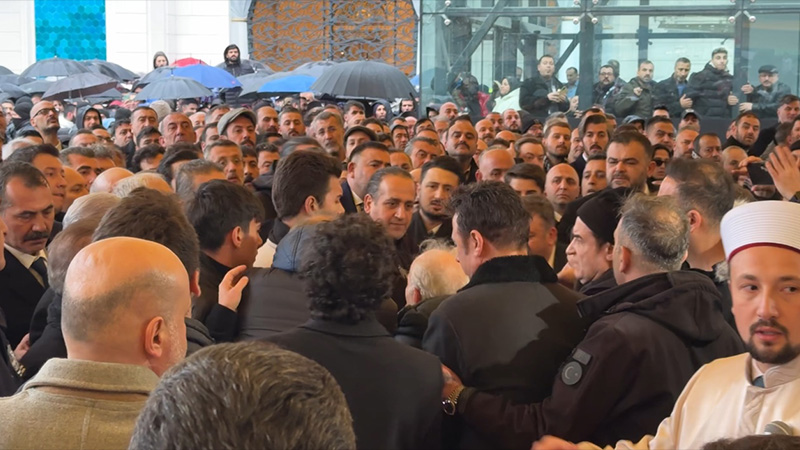 Ferdi Tayfur’un oğlu Timur Turanbayburt, cenaze töreninde baygınlık geçirdi