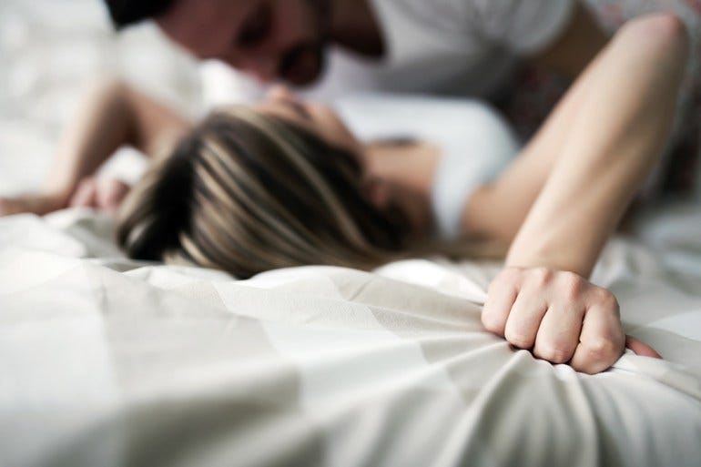 Seks yapmamanın, yalnızca kişinin zihinsel sağlığı veya ilişkileri olumsuz etkilendiğinde problem yaratabileceğini belirten seks terapisti, stres yönetimi için meditasyon, düzenli egzersiz, sağlıklı beslenme ve uyku düzeni oluşturmayı öneriyor.
