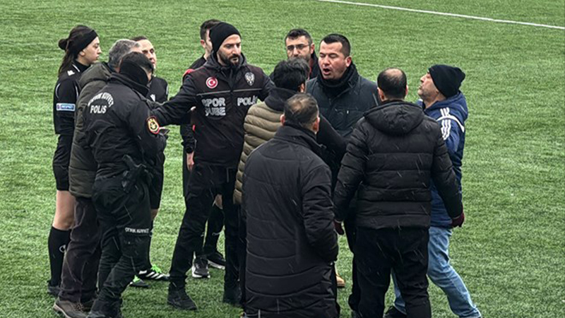 Sivas'taki maçta olay: Yönetim zemine inip takımı sahadan çekti