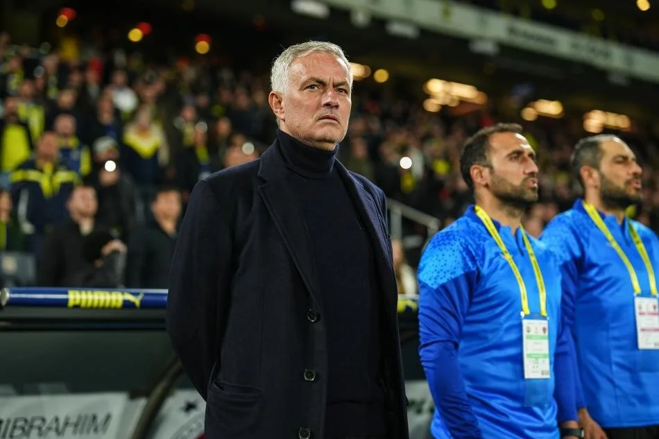 Mustafa Çulcu: "Hocasız ve 8 eksikle sahaya çıkan Hatayspor'a karşı oynayan Fenerbahçe bu olamaz. Osayi çıktı, Mert Müldür girdi. Tadic çıktı Szymanski girdi. Oysa oyunun çözülmesi için oyun İrfan'ı çağırıyordu ama olmadı. Mourinho'nun oynattığı futbol bu olamaz. Kazanmasına rağmen taraftarın istediği Fenerbahçe bu olamaz." (Sabah)