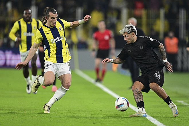 Uğur Meleke: "Bu Hatayspor’un tabii ki Kadıköy’de Fenerbahçe’ye karşı gerçek bir sınav olduğunu söylemek güç. Jose Mourinho da sanırım rakibin zayıflığını dikkate alarak bu sezon ilk kez bir maça üçlü savunmayla başladı. İlk kez bir resmi maçta 11’de forma giyen Levent Mercan sol stoper oynadı. Kostic’le Samuel kanat bek olarak görev yaptılar. Tadic’se 3-4-1-2’de Dzeko-Nesyri ikilisinin arkasında on numara rolündeydi. Kağıt üzerinde Mourinho’ya yeni bir şeyler denediği için belki bir kredi verilebilir. Ancak dünkü maç çok başarılı bir deneme miydi, o tartışılır elbette." (Hürriyet)