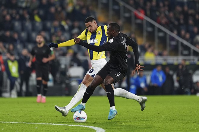 Ahmet Çakar: "Fenerbahçe için işler çok kötü. Her kötü anda seyirci 'Yönetim istifa' diye bağırıyor. Bundan sonra ne yapabilirler, kestiremiyorum. Dzeko dışında da ne yaptığını bilen bir şeyler yapan bir oyuncu yok. Türk hakemleri için her maç acı çekiyoruz… Çok kötüler. Futbolu bilmeden hakemlik yapıyorlar. Verdikleri ve vermedikleri fauller skandal. Mesela Osayi rakip kalecinin tabanla eline vuruyor, sarı kart olması gerekirken hiçbir şey vermiyor. Aboubakar kafayla itiyor mu vuruyor mu tartışılır. Son dakikalarda verdiği penaltıda VAR daveti doğru. Dolayısıyla penaltı kararı da doğru." (Sabah)